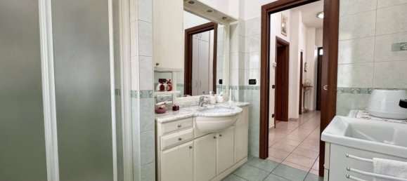 2 bedrooms Villa in Desio, Italy No. 181600 2