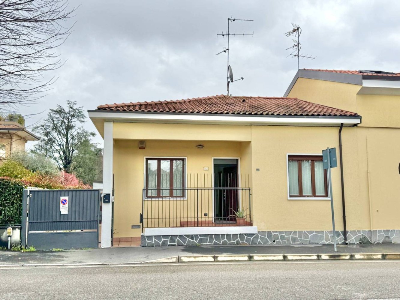 2 bedrooms Villa in Desio, Italy No. 181600