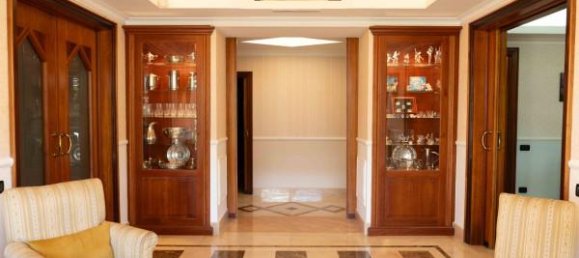 6 rooms Apartment in Naples, Italy No. 138011 4