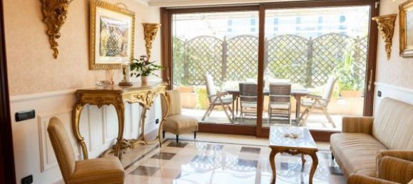 6 rooms Apartment in Naples, Italy No. 138011 2