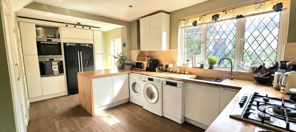 4 bedrooms House in Sheffield, United Kingdom No. 2157 7