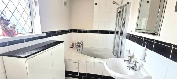 4 bedrooms House in Sheffield, United Kingdom No. 2157 14