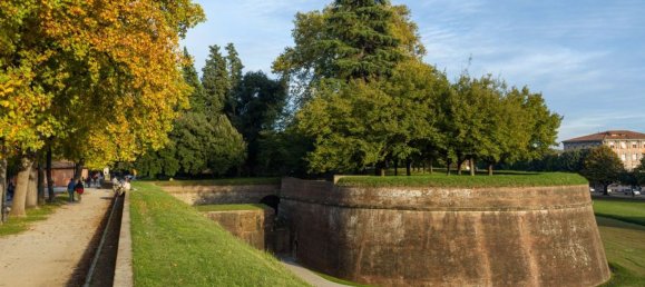 300m² Commercial property in Lucca, Italy No. 309422 9