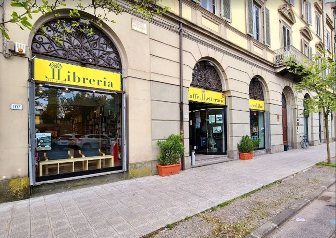 300m² Commercial property in Lucca, Italy No. 309422