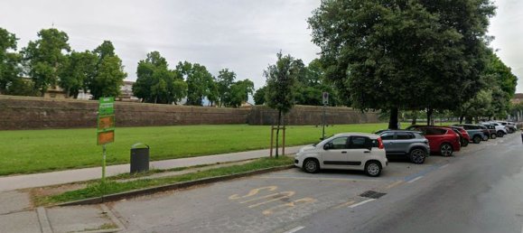 300m² Commercial property in Lucca, Italy No. 309422 10