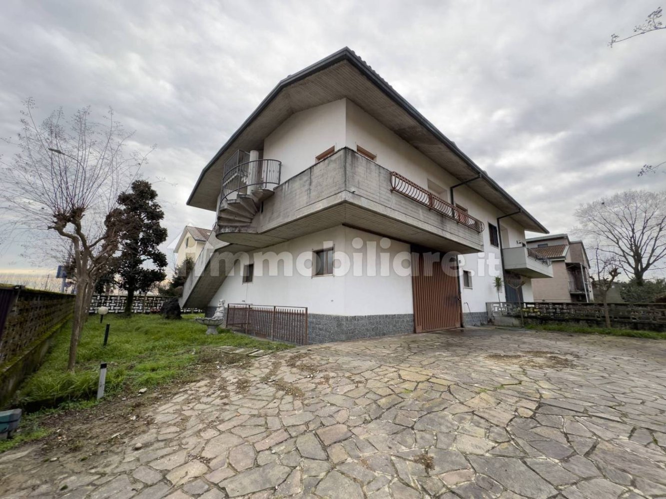 6 bedrooms Villa in Rodano, Italy No. 209328