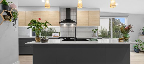 6 bedrooms House in Eltham, Australia No. 245 2