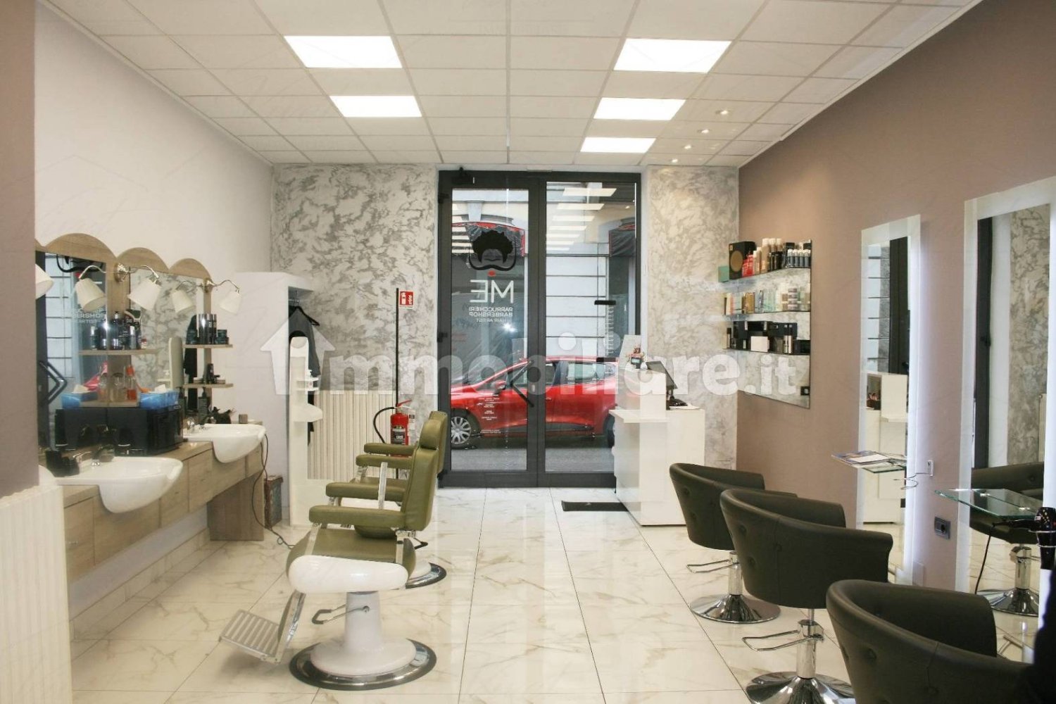 2 rooms Commercial property in Monza, Italy No. 105050