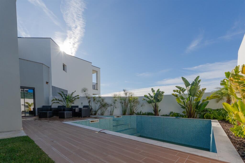 3 bedrooms Villa in Cascais, Portugal No. 115935