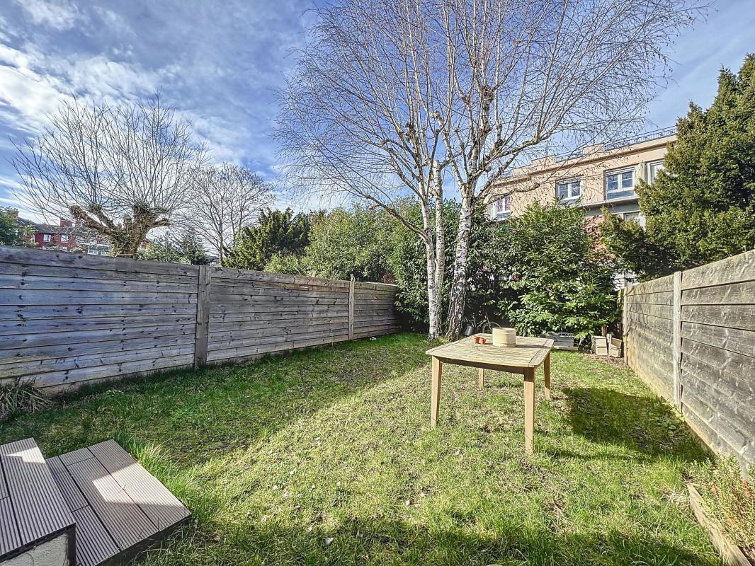 3 bedrooms House in Suresnes, France No. 128680