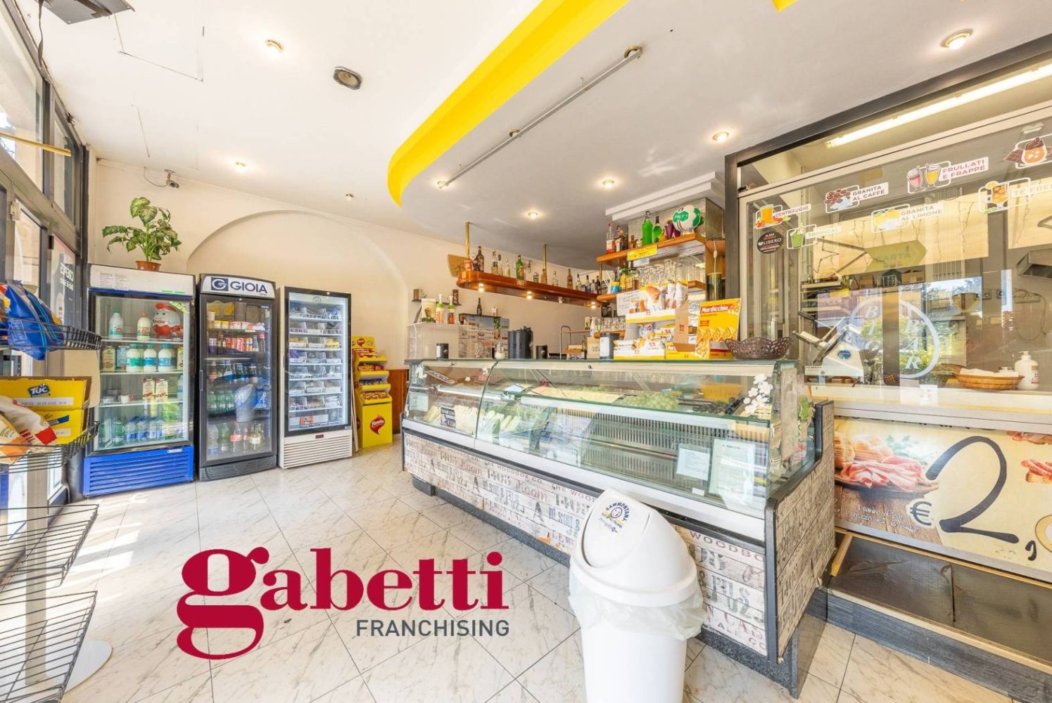 Коммерческая недвижимость с 2 комнатами в Рим, Италия № 376221