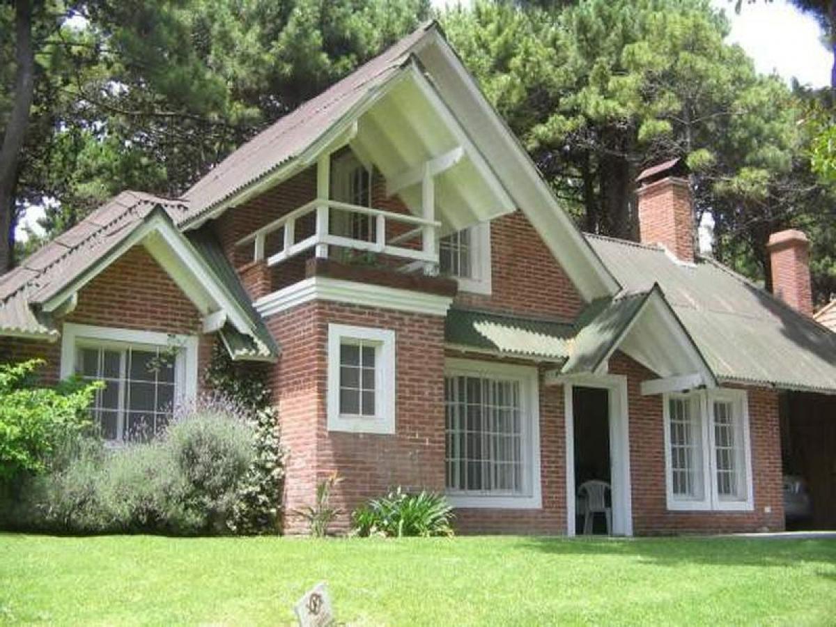 3 bedrooms House in Mar del Plata, Argentina No. 70023