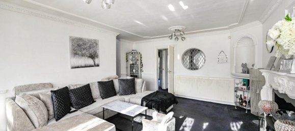  House in Rainham, United Kingdom No. 2421 3