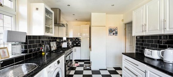  House in Rainham, United Kingdom No. 2421 5