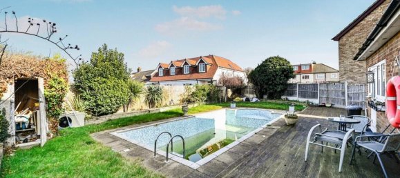  House in Rainham, United Kingdom No. 2421 13