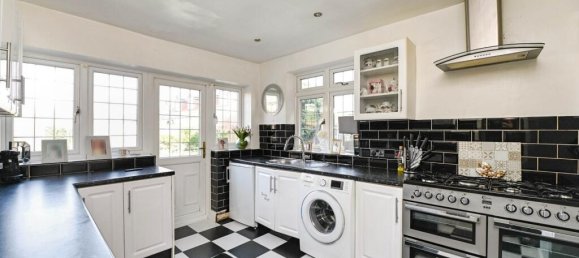  House in Rainham, United Kingdom No. 2421 4