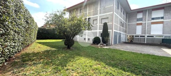 3 bedrooms Villa in Pontoglio, Italy No. 298369 2
