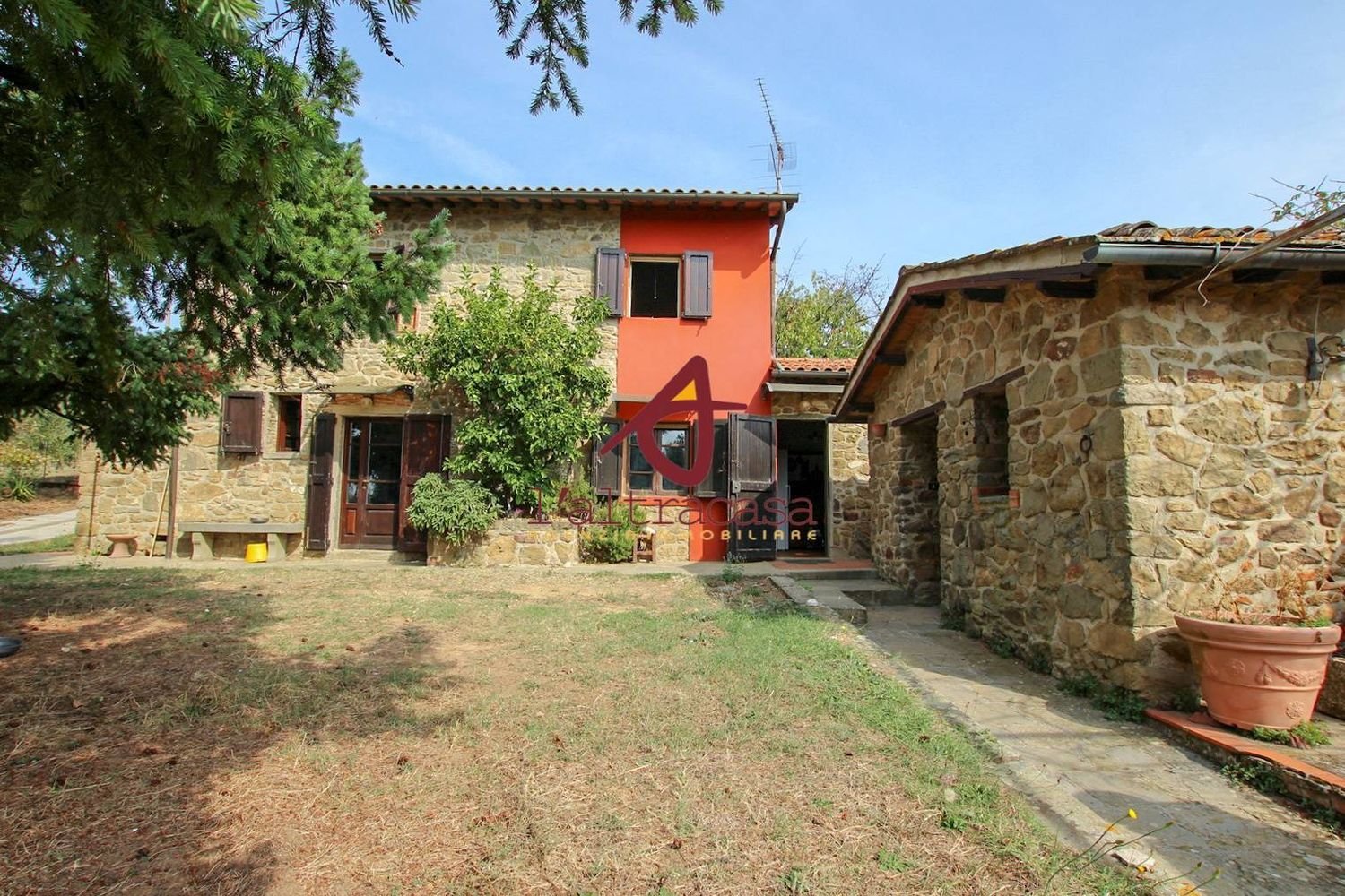 8 rooms House in Uzzano, Italy No. 114101