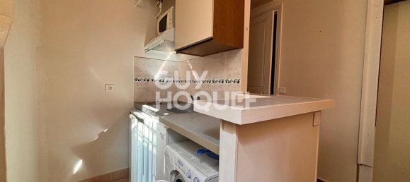 Studio in Paris, France No. 174702 3