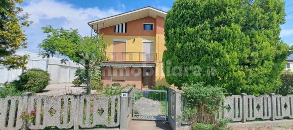 4 bedrooms Villa in Gazzo, Italy No. 301068 3