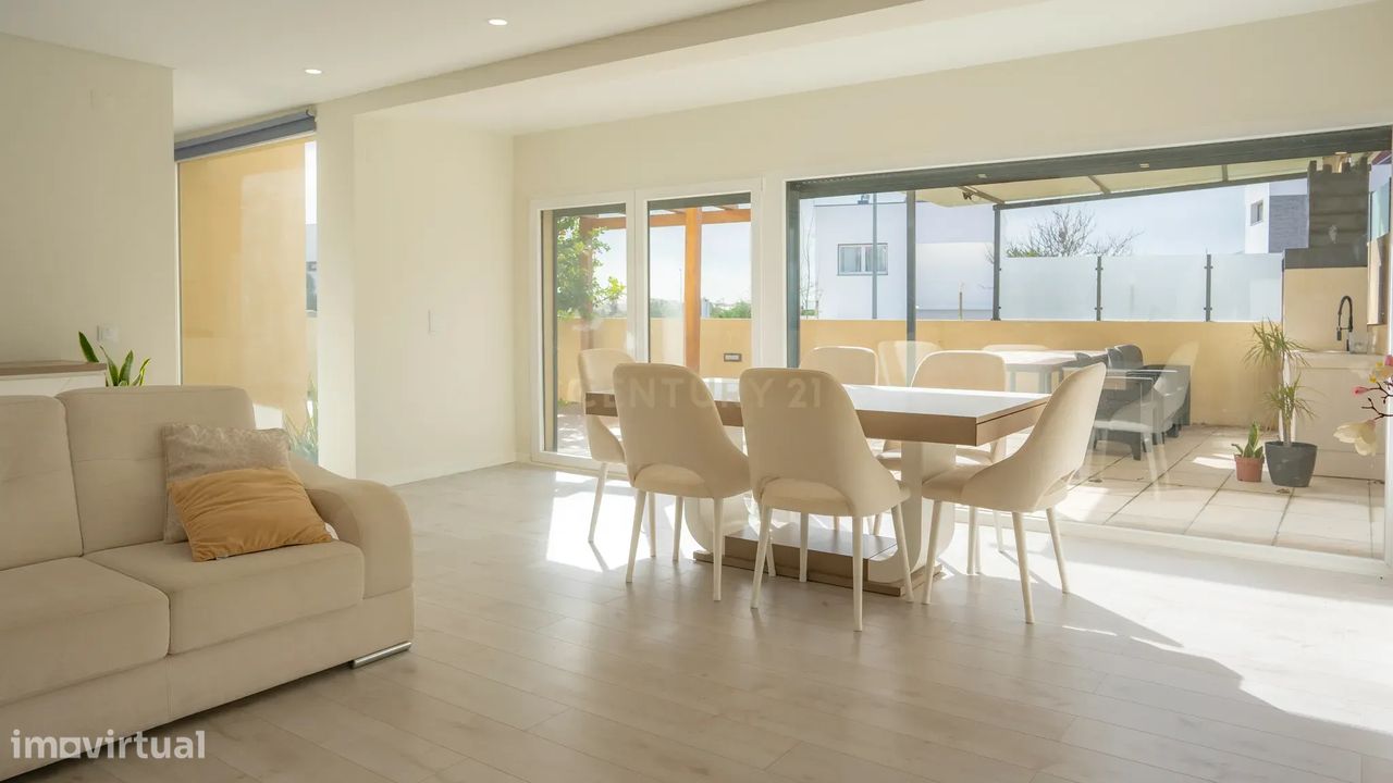 3 bedrooms House in Porto Salvo, Portugal No. 111038