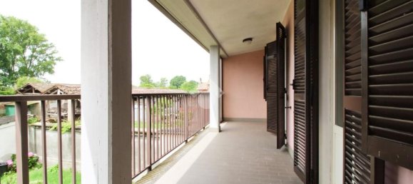 8 rooms House in Mezzana Bigli, Italy No. 89859 12