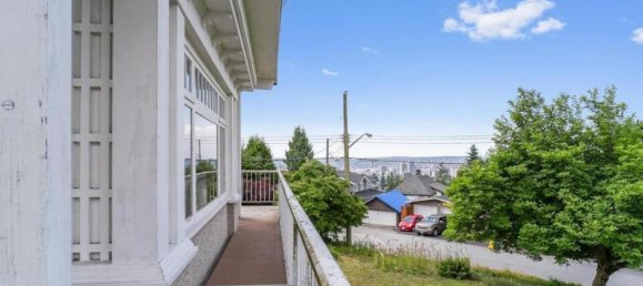 4 bedrooms House in British Columbia, Canada No. 196 9