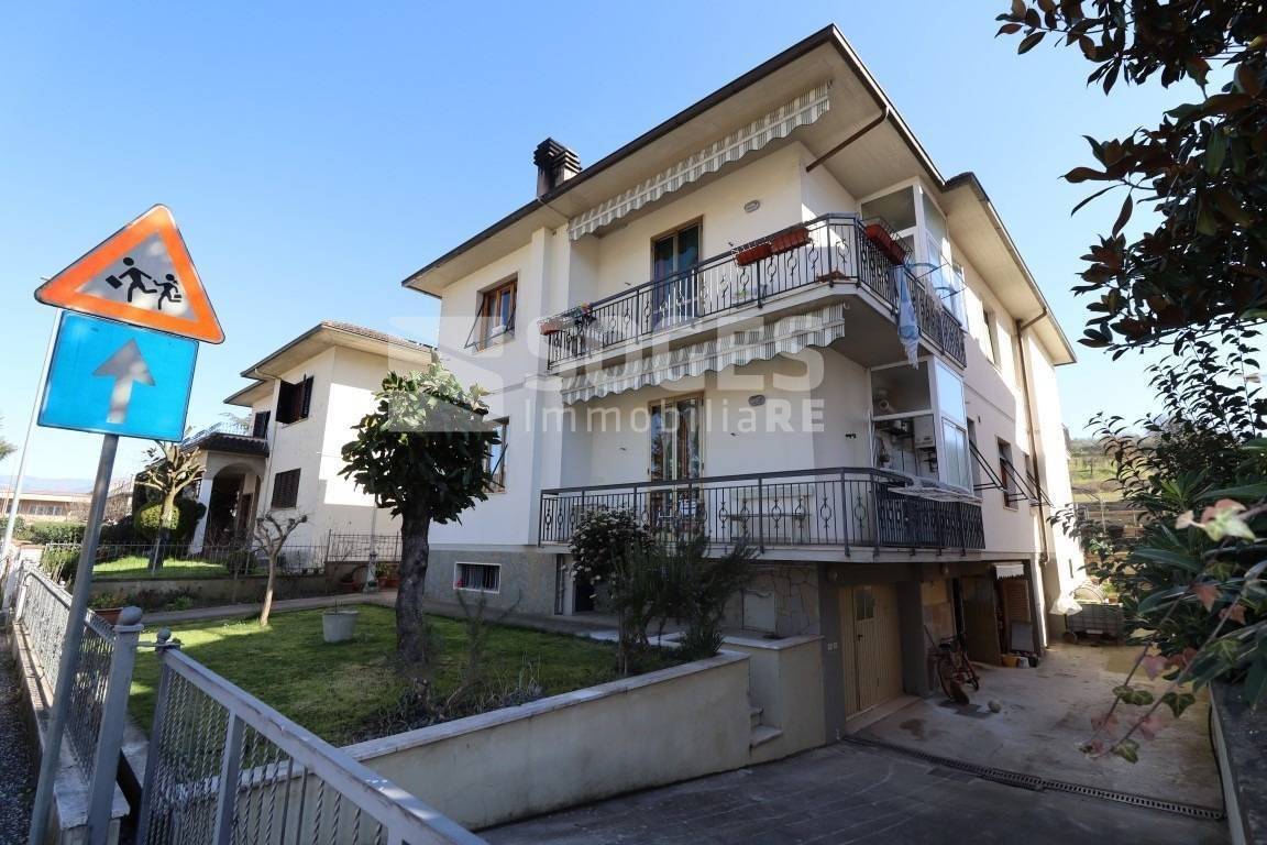 3 bedrooms Apartment in Montevarchi, Italy No. 215316