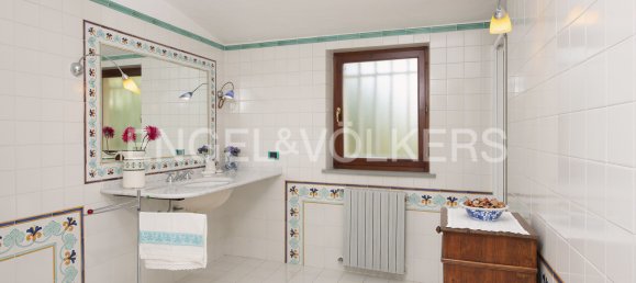 4 bedrooms Villa in Capoterra, Italy No. 64086 2