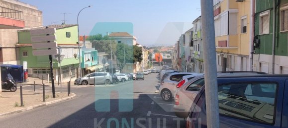83m² Commercial property in Amadora, Portugal No. 231568 12