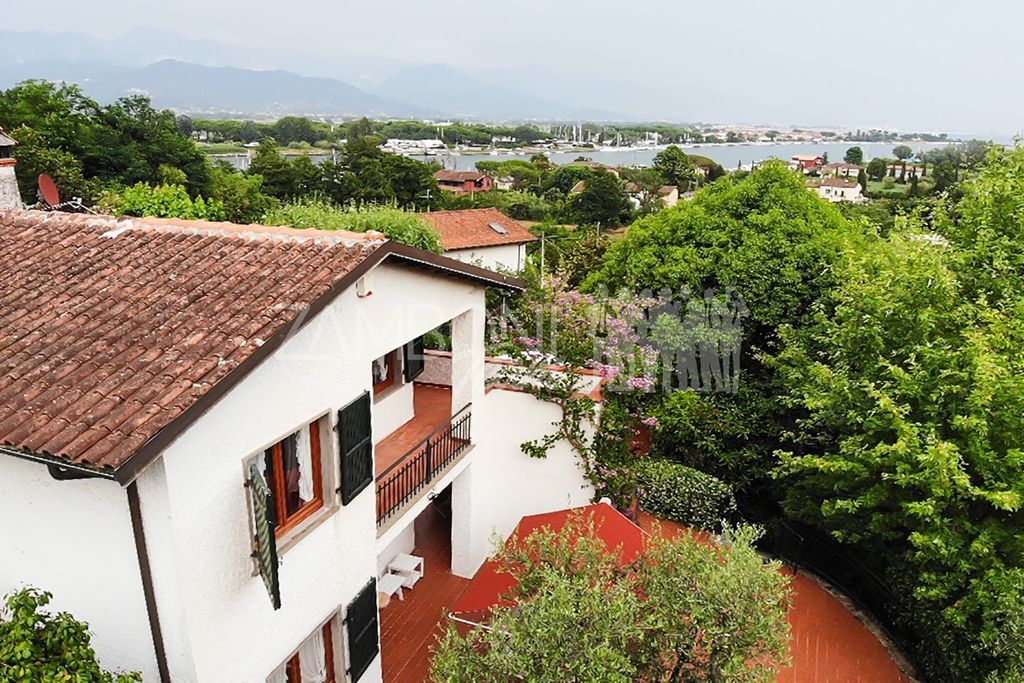 5 chambres Villa à La Spezia, Italy No. 313946