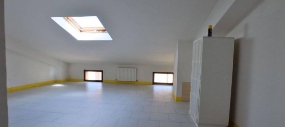 2-salle Appartement à Jesi, Italy No. 148205 7
