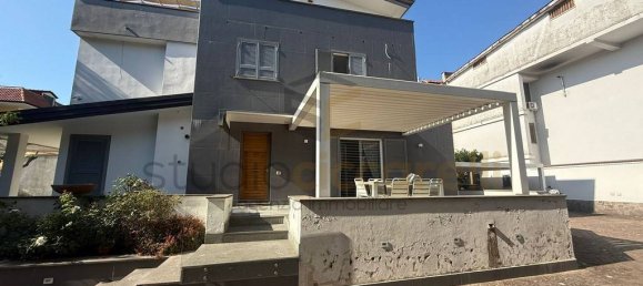 3 bedrooms Villa in Giugliano in Campania, Italy No. 259649 3