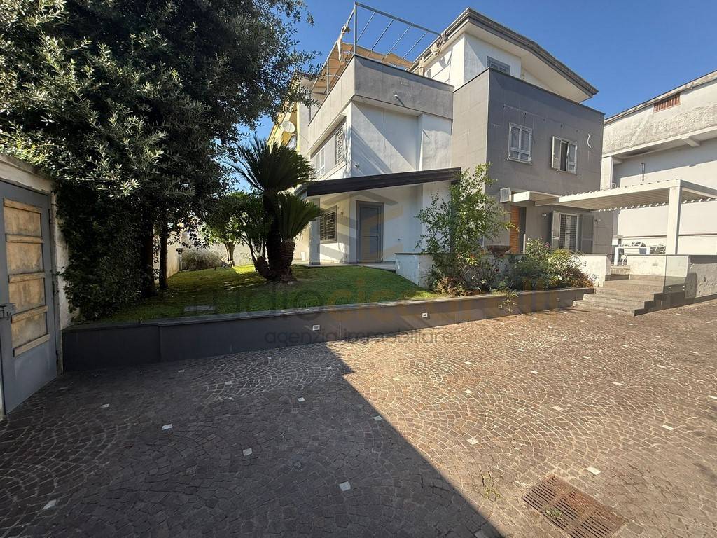 3 bedrooms Villa in Giugliano in Campania, Italy No. 259649
