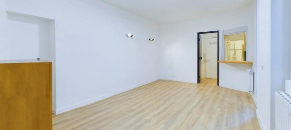 Studio in Paris, France No. 180059 17