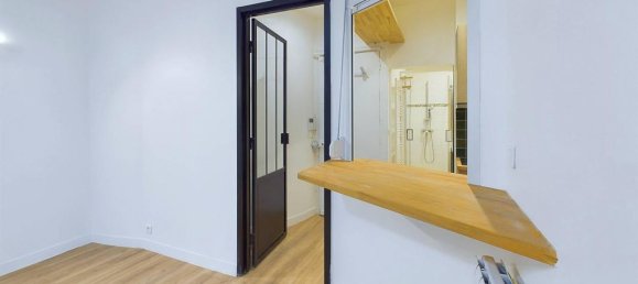 Studio in Paris, France No. 180059 7