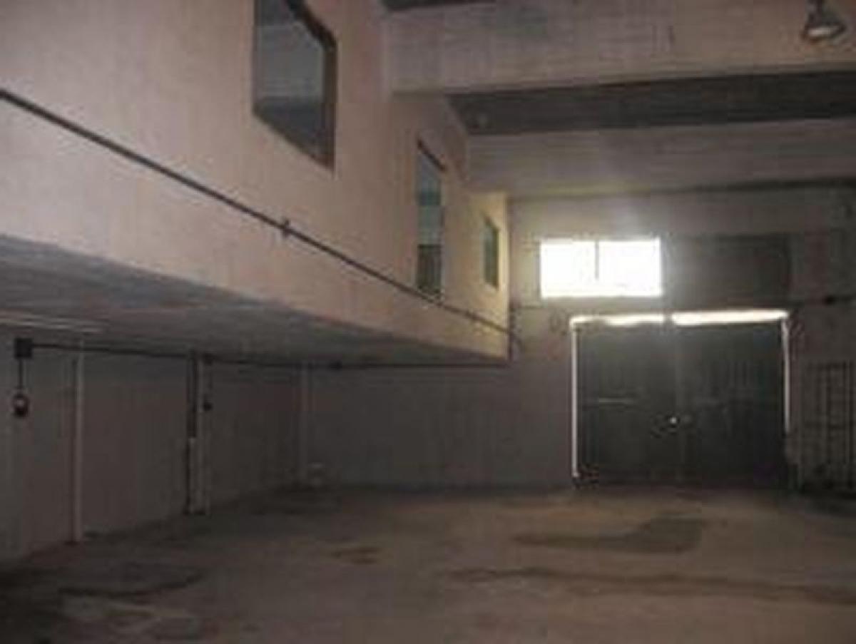 262m² Commercial property in Lanus, Argentina No. 27258