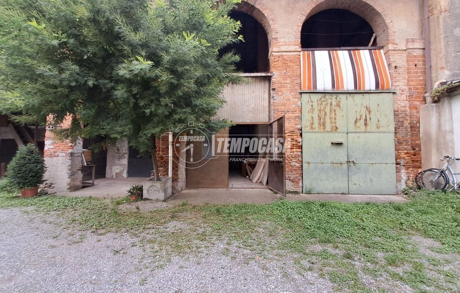 Garage à Nova Milanese, Italy No. 393073