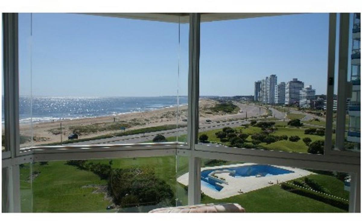 Apartamento de 2 dormitorios en Maldonado, Uruguay No. 9020