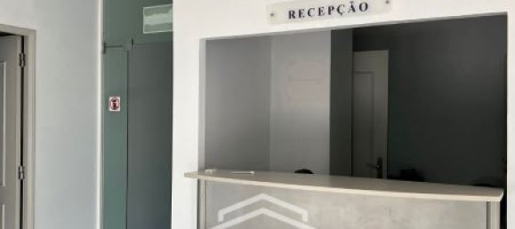 160m² Commercial property in Faro, Portugal No. 77720 4