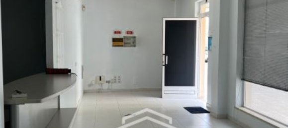 160m² Commercial property in Faro, Portugal No. 77720 3