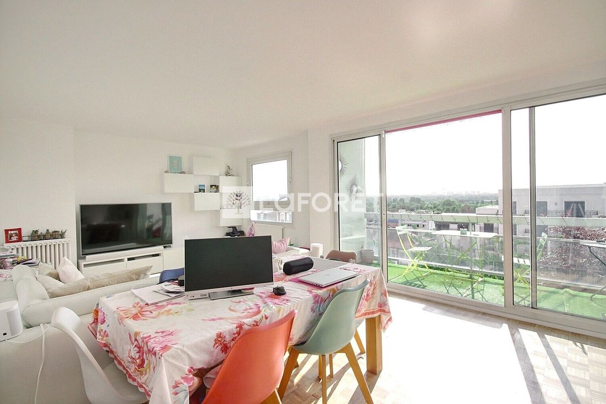 2 bedrooms Apartment in Suresnes, France No. 179439