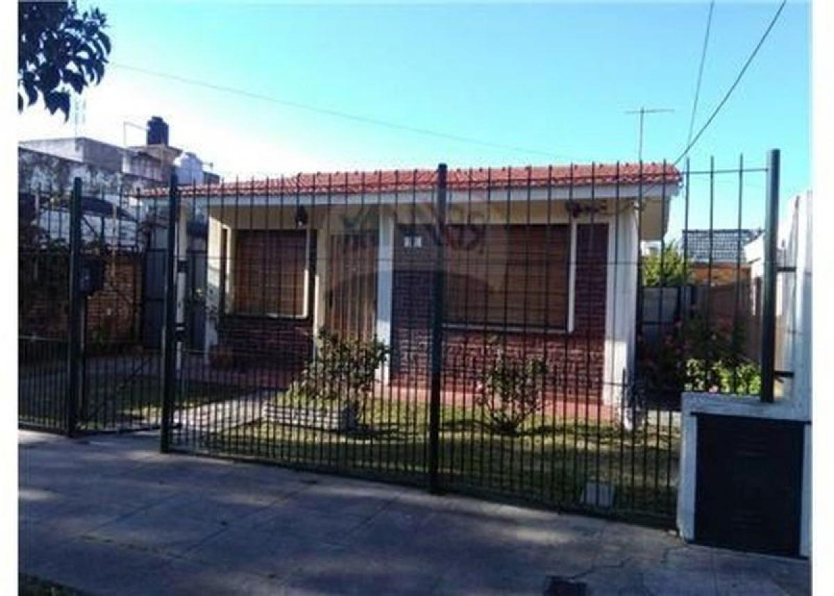 2 bedrooms House in Moron, Argentina No. 61755
