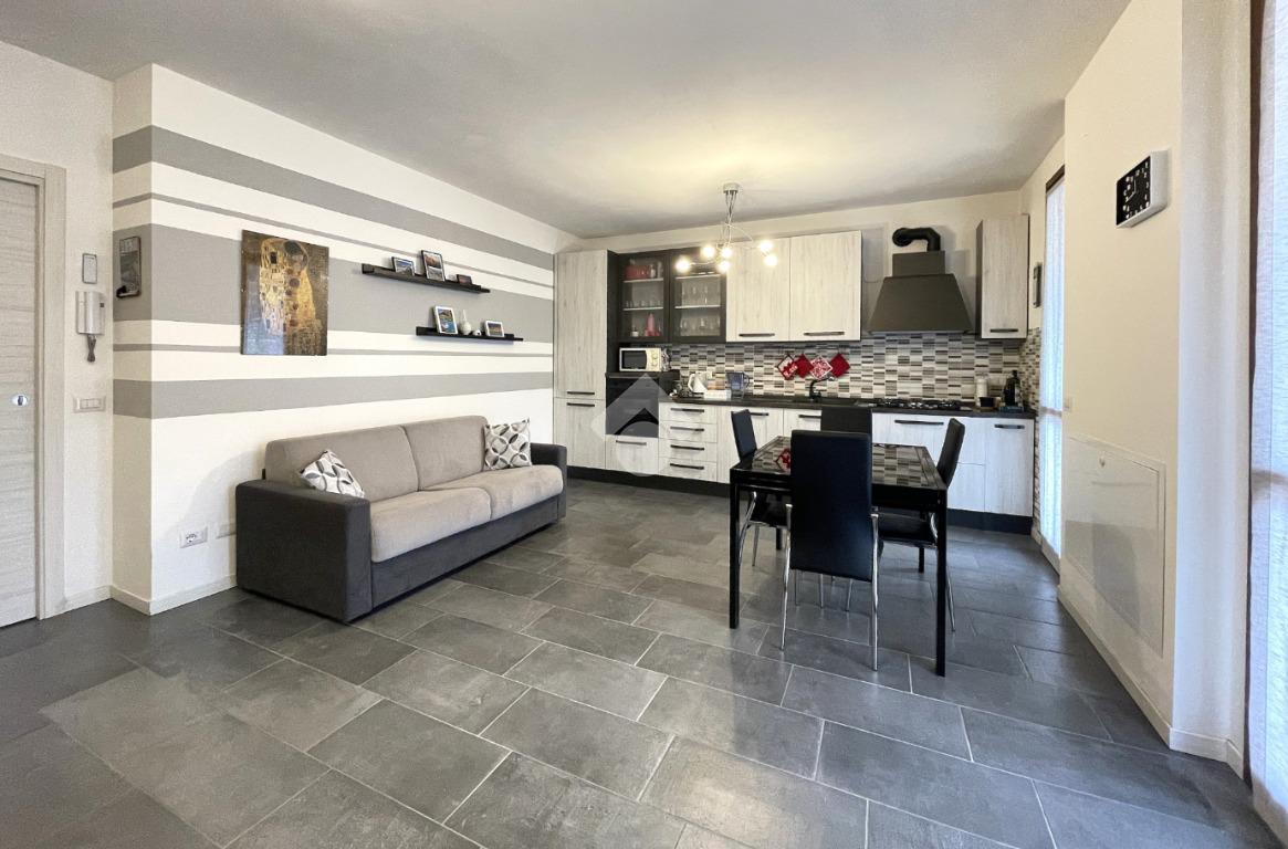 3 rooms Apartment in Luisago, Italy No. 13713