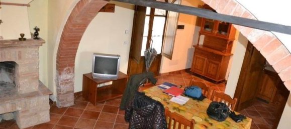 5 rooms Apartment in Asciano, Italy No. 91395 7