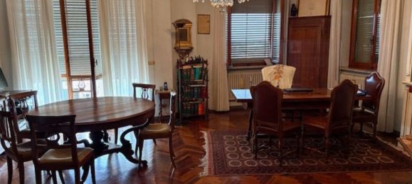 5 rooms Apartment in Piacenza, Italy No. 283446 2