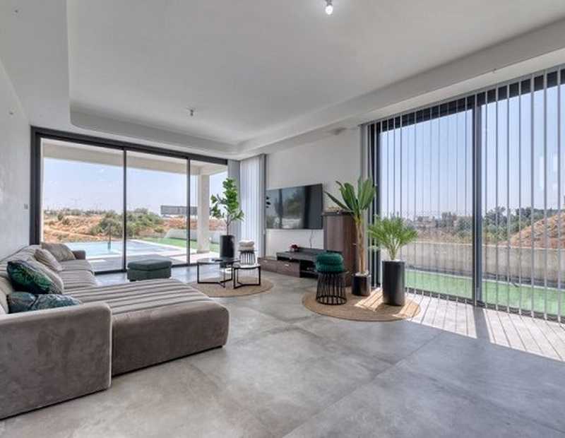 Propiedad comercial de 5 dormitorios en Aradippou, Cyprus No. 105911