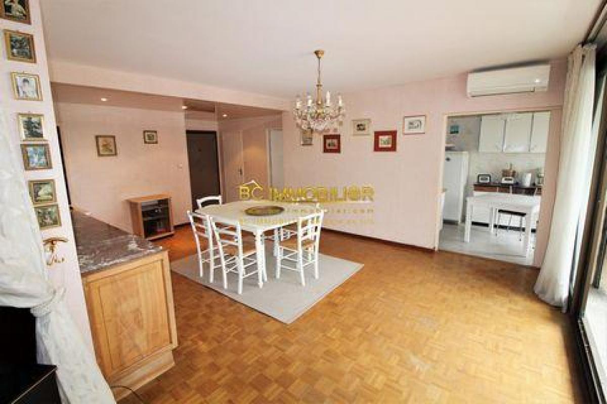 3 bedrooms Condo in Marseille, France No. 14156