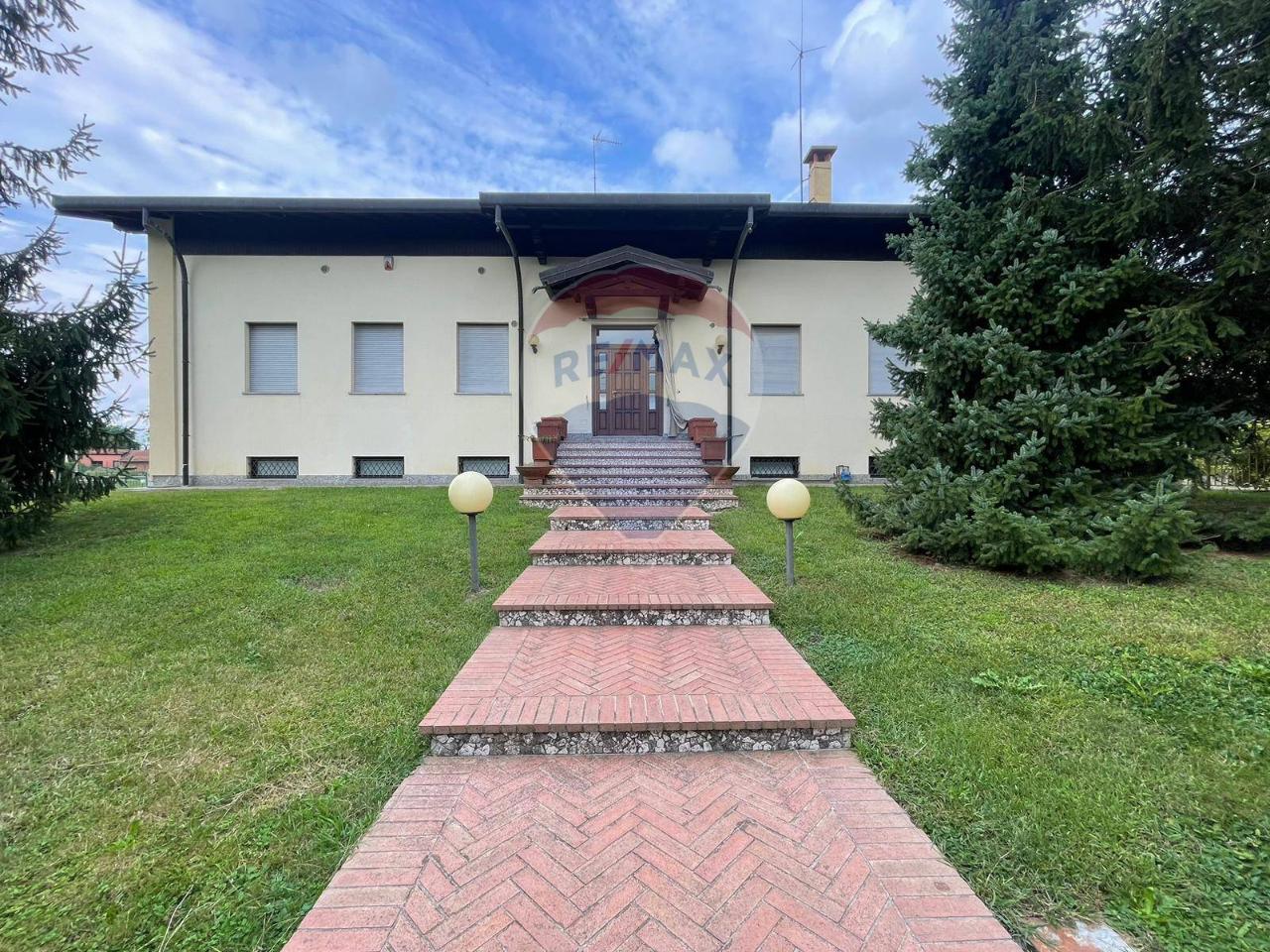 11 rooms Building in Divignano, Italy No. 156931