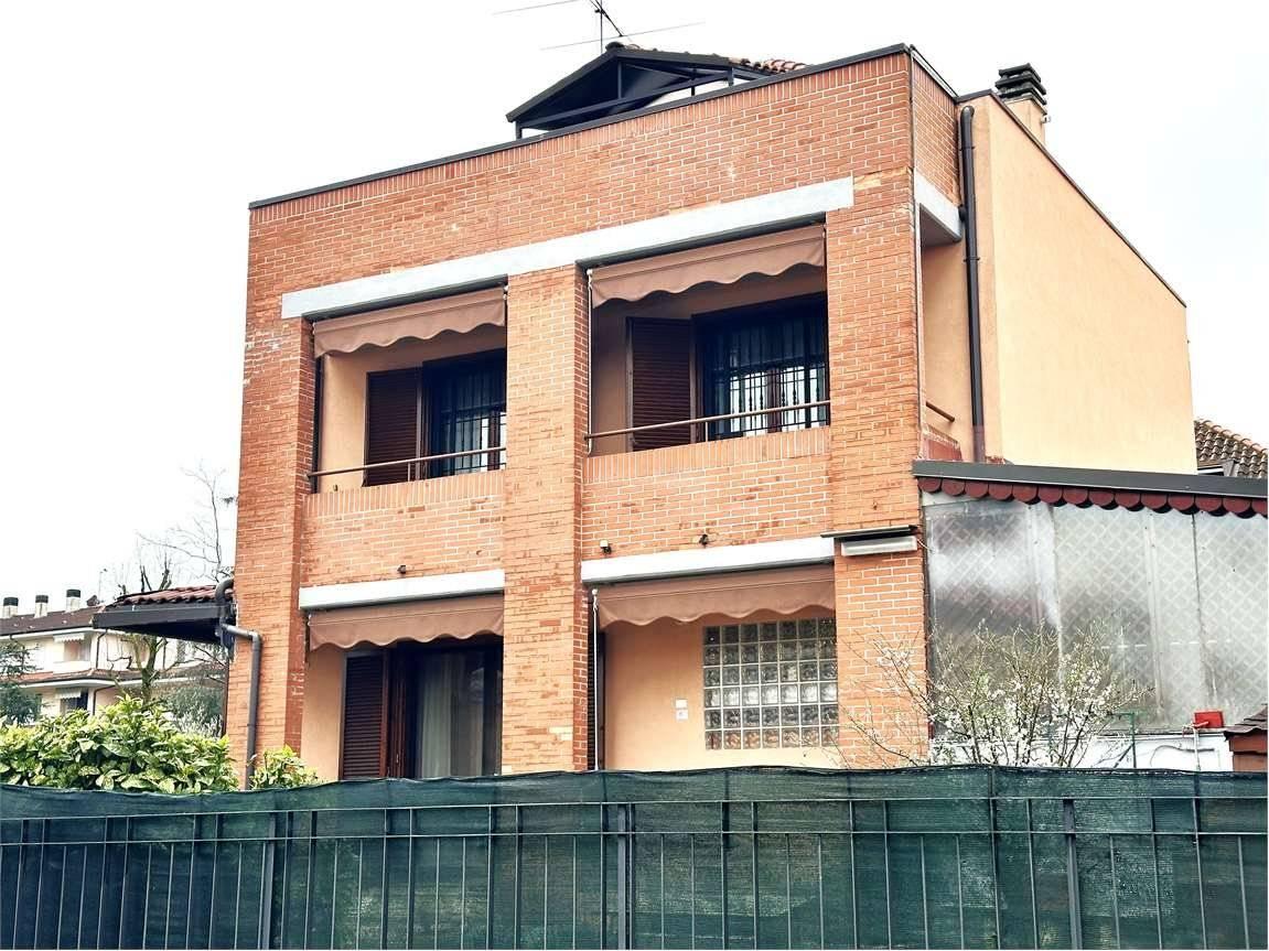 Villa de 4 habitaciónes en Liscate, Italy No. 40350